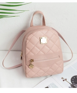 Makro-Detail des rosa gesteppten Mini-Rucksacks mit goldenem Logo und Reißverschluss