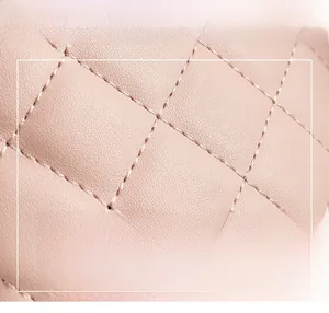 Detailaufnahme von hellrosa gestepptem Leder mit präzisem Rautensteppmuster-Design
