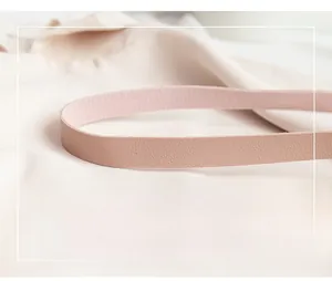Detailansicht des hellrosa Schultergurts aus geprägtem Leder mit glatten Schnittkanten