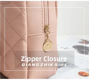 Detailansicht einer rosa gesteppten Ledertasche mit goldenem Metall-Reißverschluss