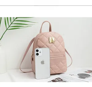 Detail eines rosa gesteppten Mini-Rucksacks mit glatter Lederstruktur und Gold-Reißverschluss