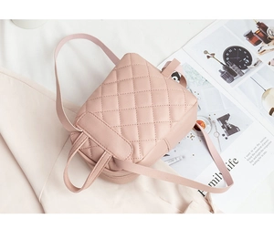 Detailansicht des rosa gesteppten PU-Lederrucksacks mit eleganter Rautensteppung