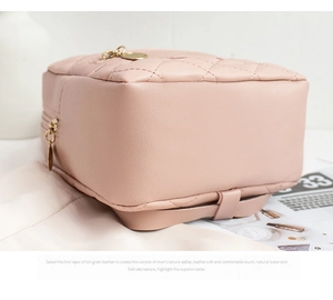 Detail der rosa gesteppten Vollleder-Tasche mit goldenem Reißverschluss und Naht