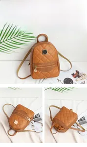 Detailsicht des braunen gesteppten Mini-Rucksacks mit goldfarbenen Metallakzenten
