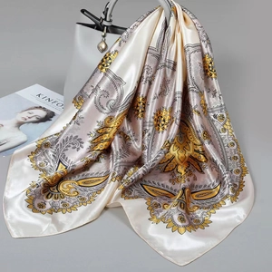 Pañuelo cuadrado de satén de 90 cm con estampado paisley amarillo sobre bolso blanco