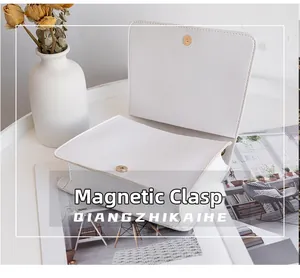 Detailansicht der weißen Prägehandtasche mit dem sicheren Magnetverschluss-Mechanismus
