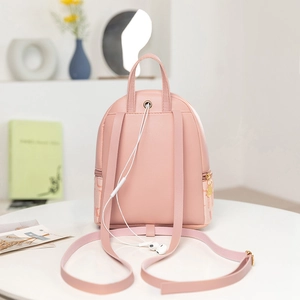 Roze mini rugzak met monogramprint en verstelbare bandjes op een witte ondergrond