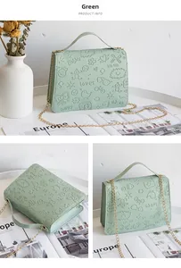 Detailansicht der mintgrünen PU-Ledertasche mit geprägten Graffiti und eleganter Metallkette