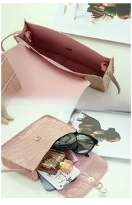 Détails du sac à bandoulière rose à motif crocodile avec rangement pour objets essentiels