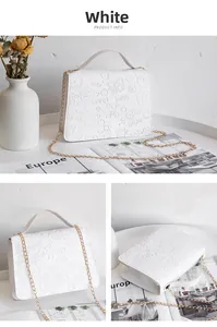 Detailansicht der weißen geprägten Lederkette-Tasche mit 3D-Cartoon-Mustern und Gold-Hardware