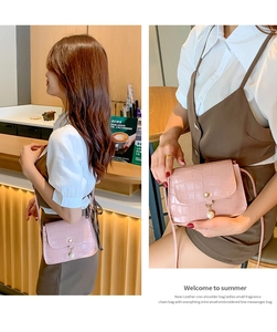 Mini sac bandoulière rose à motif croco avec pendentif perle et rabat de fermeture
