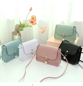 Cinq sacs à main carrés à motif crocodile avec breloques perles et boucles dorées pastel