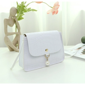 Détail du petit sac blanc à motif crocodile et élégant pendentif en perle