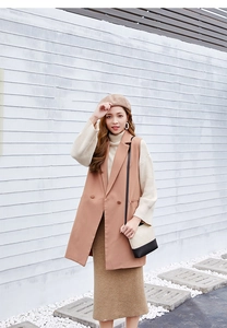 Ensemble chic femme avec gilet caramel, pull beige abricot et jupe en maille
