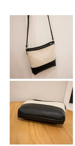 Vue détaillée du motif matelassé et du contraste noir et blanc du sac seau bandoulière