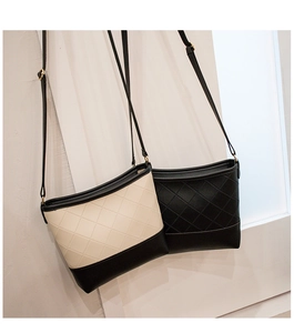 Détails de sacs à bandoulière matelassés avec boucles dorées et coutures contrastées