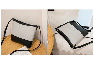 Détail du sac bandoulière bicolore avec motif matelassé et finitions dorées