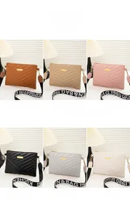 Vue détaillée de sacs bandoulière matelassés en six couleurs avec bandoulière large