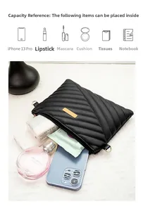 Détail du sac bandoulière matelassé montrant la grande capacité pour accessoires