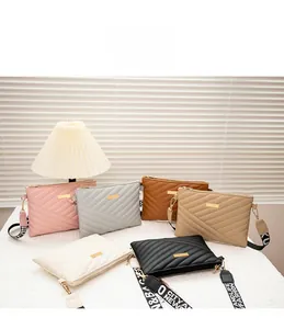 Sacs à bandoulière matelassés de couleurs variées avec fermoir doré et large sangle tissée