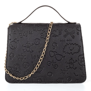 Elegante schwarze Handtasche aus Kunstleder mit Prägung und goldener Kette auf Weiß