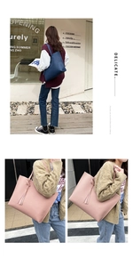 Détails du sac cabas en cuir grainé avec pompons en bleu marine et rose poudré