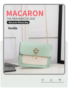 Détail du sac bandoulière vert menthe et crème avec breloque couronne dorée et chaîne