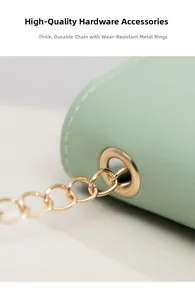 Gros plan sur les accessoires dorés et la chaîne d'un sac en cuir vert clair