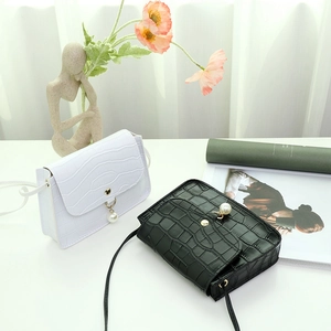 Petits sacs carrés noir et blanc avec texture crocodile et pendentifs en perles