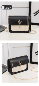 Détail du petit sac bandoulière noir et blanc avec breloque couronne dorée et chaîne en métal