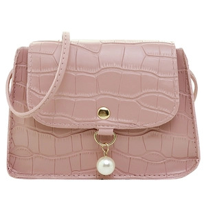 Mini sac à bandoulière rose motif croco avec pendentif perle et détail doré élégant