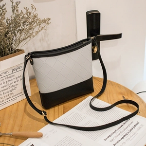 Sac seau bicolore pour femme avec surpiqûres grises et base en cuir noir chic