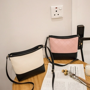 Sacs seaux matelassés pour femmes en beige et rose bicolore avec base noire chic