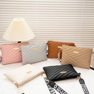Sac bandoulière matelassé en similicuir avec large sangle jacquard en six coloris