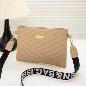 Sac à bandoulière matelassé beige pour femme avec large sangle et zips dorés