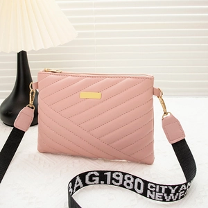 Sac bandoulière rose matelassé en similicuir avec sangle lettrée décorative