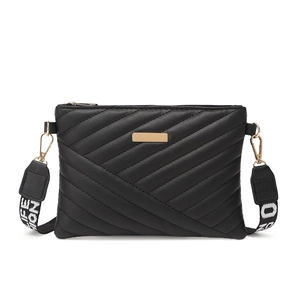 Sac bandoulière matelassé noir avec détails dorés et large sangle en tissu