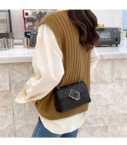 Modische schwarze gesteppte Kettentasche für Damen zeigt einen stylischen Crossbody-Look