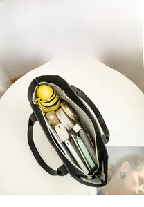 Interno spazioso della borsa trapuntata con spazio per profumo e oggetti quotidiani