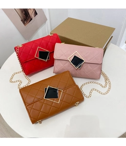 Detailansicht gesteppter Kettentaschen in Rot, Rosa und Braun mit Goldschlössern