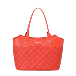 Borsa tote rossa trapuntata da donna con logo dorato e tracolla a catena stile moda 2023