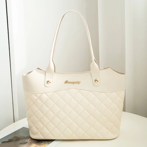 Elegante borsa shopping beige trapuntata con tracolla a catena e dettagli in oro