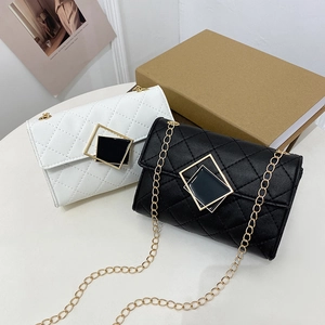 Elegante gesteppte Umhängetasche mit Goldkette und geometrischem Verschluss in Schwarz-Weiß