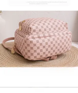 Detailansicht des rosa karierten Mini-Rucksacks mit goldenen Reißverschlüssen