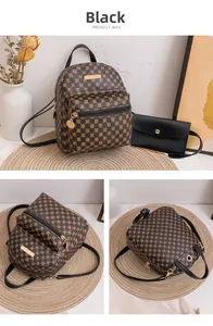 Detailansicht eines braunen Rucksacks mit Print, passender schwarzer Tasche und Goldanhänger