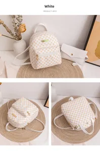 Weißer bedruckter Rucksack und passende Clutch mit goldenen geometrischen Mustern