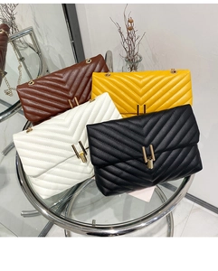 Vue détaillée de quatre sacs bandoulière matelassés avec coutures en V et chaîne dorée