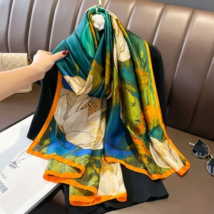 Écharpe en satin à imprimé lotus vintage avec motif floral et bordure orange