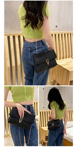 Petit sac bandoulière matelassé noir avec motif en V et détails de chaîne dorée