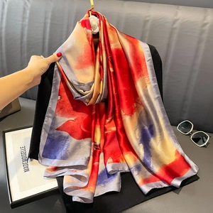 Châle en satin fleuri avec imprimé abstrait orange et violet et finition soyeuse